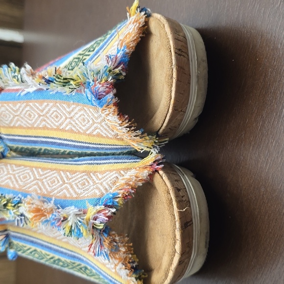 MINNETONKA Women's 11 Multicolor Wedge Sandals Fabric Pattern Fringe - Picture 3 of 7